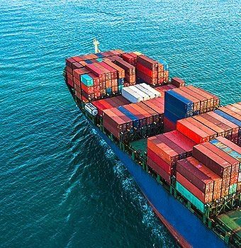 Containerschiff auf offener See